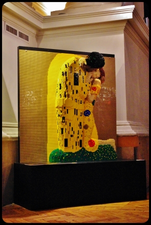 the kiss/Expo "Art of the brick". Bruxelles 2014